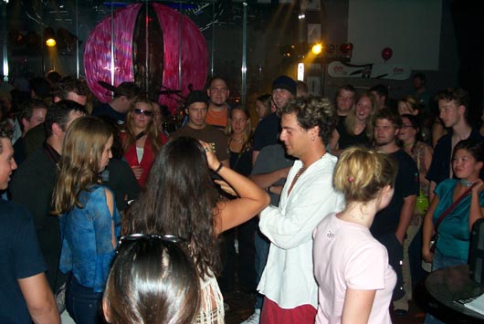 Auctioning off your hairdo should not be so popular